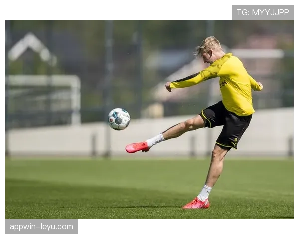 鲁尔区德比战火重燃：沙尔克迎战多特蒙德，赛季关键对决一触即发