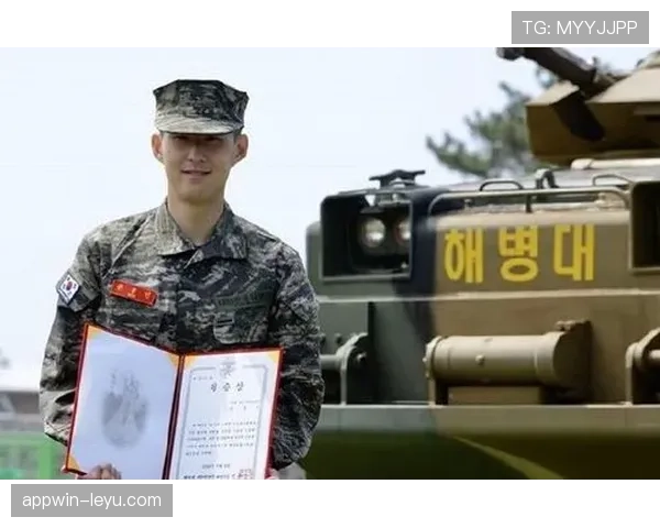 孙兴慜向球迷致意，韩国队行军礼彰显团队精神引关注