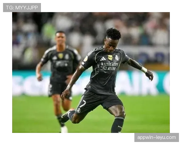 尤文图斯持续展现卓越控球能力,比赛中掌控节奏表现稳健 尤文图斯持续展现卓越控球能力,比赛中掌控节奏表现稳健