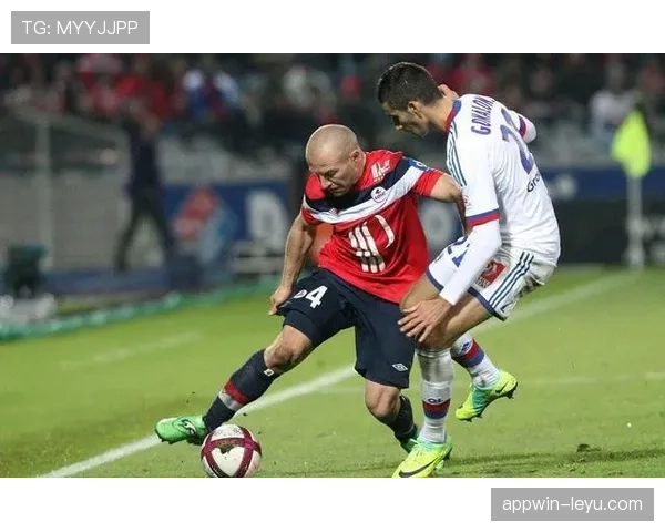 里奥在赛事中攻防平衡,帮助球队取得关键胜利表现稳健 里奥在赛事中攻防平衡,帮助球队取得关键胜利表现稳健