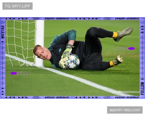 门将二次触球为何会被判罚？规则细节全解析