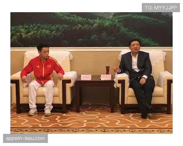 邹敬园家里摆满奖杯，邻居以为开了个小金库