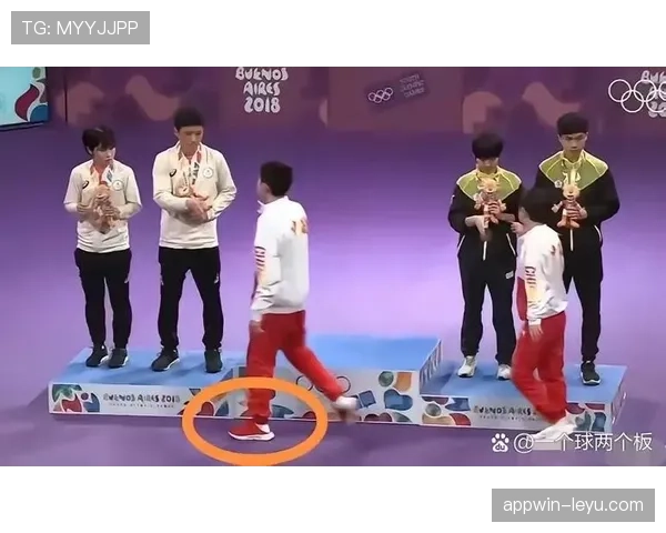 练俊杰的日常真不像练球的，昨天居然穿着拖鞋去开发布会？